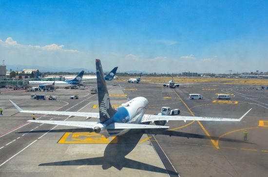 Aeroméxico recorta previsión de rentabilidad por alza del combustible